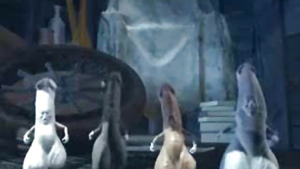 Fucker öz sikini geniş göt dəliyinə itələmək üçün səbirsizlənir