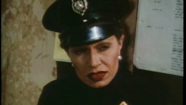 Ləzzətli otaq yoldaşları rus porno videosunda üçlü sekslə məşğul olurlar