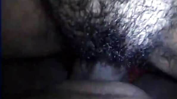 Qız çox kövrək və kiçikdir və kişi onun götünü sikməyi sevir