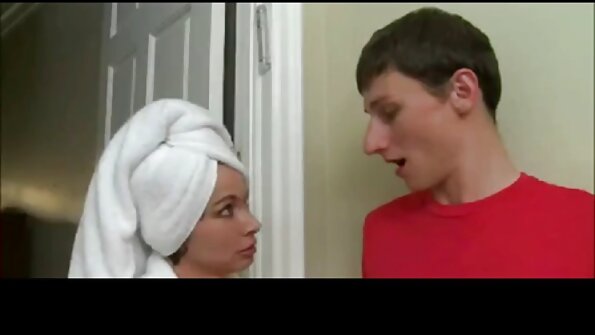 Latın körpəsi Emili Mena onun dilində cumshot etmək istəyir