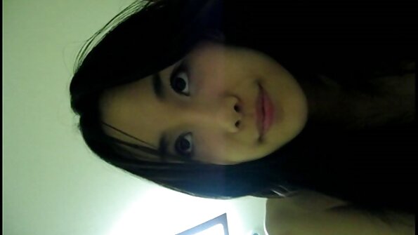 Sevimli həvəskar bədənini ifşa edir və onu sərt xoruzla vurur