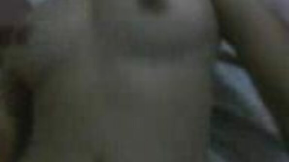 Qızlar dar çəkmələrini iki böyük kişi tərəfindən döyülür