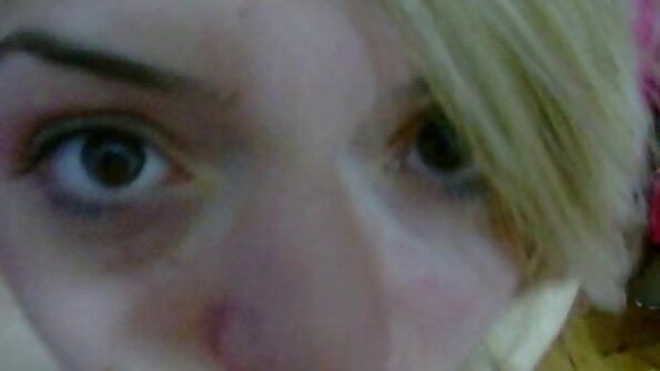 Seksual qız sevgilisinin qarşısında sikilir