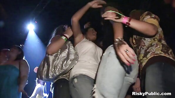 Qara saçlı qızğın qadının sıçrayışının içərisinə sik vurulur