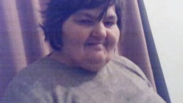 Latina qadın yataq otağında ögey qardaşın xoruz əmmə bacarıqlarını göstərir