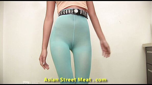 Seksual corablı əyri sarışın sevgilim kişisinin ət dirəyinə minir