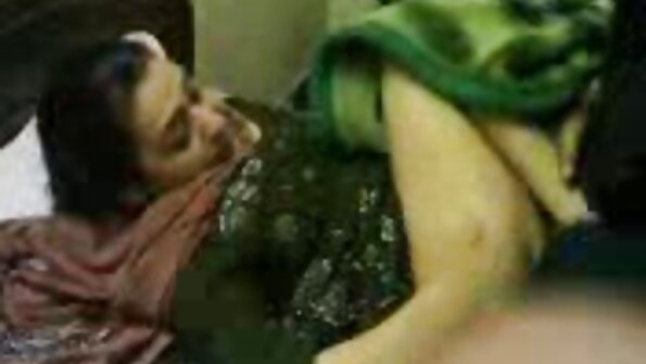 Sevimli lezbiyanlar qonaq otağında ehtirasla sevişirlər