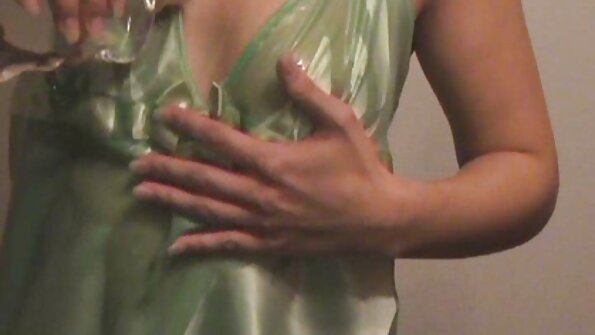 Əzələli latın sikişən gənc bacısı bütün mümkün yollarla stimullaşdırır