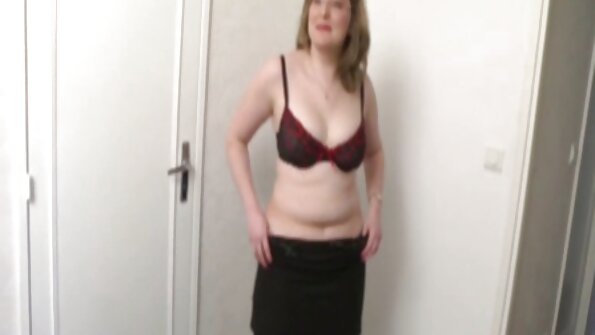 Asiyalı sürən Dik onun qara şaftını onun içində daha dərinə daşımaq üçün yalvarır