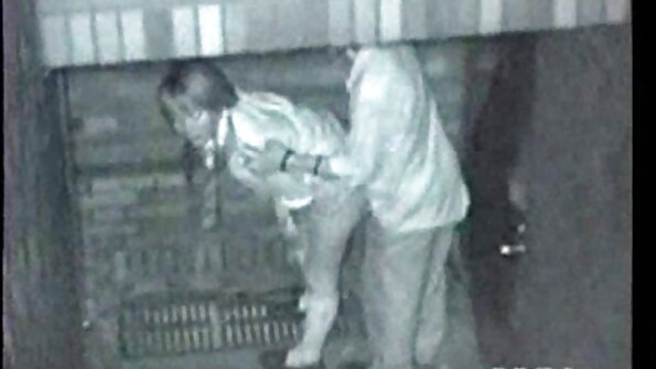 Dörd böyük qaranlıq siklər gözəl fahişə Kacie Castle ilə gangbang