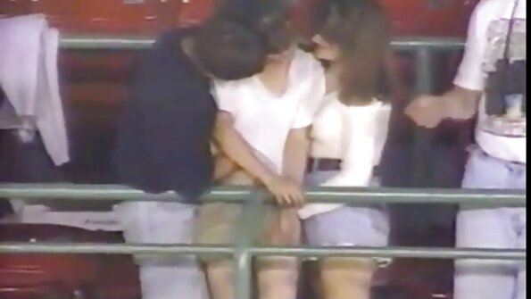 İki azğın balalar və iki dirsək ilə dördlü sikişmə məclisi