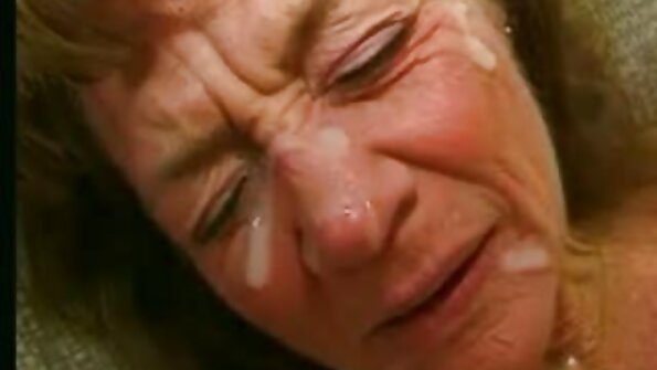 Oğlanlar uzaqda olarkən qızlar lezbiyan əyləncələrini sınamağa qərar verdilər