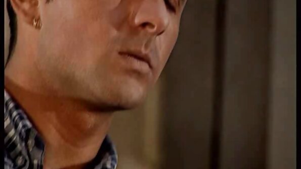 Etkileyici yağlanmış sarışın porno ulduz Anikka Albrite vidalanır