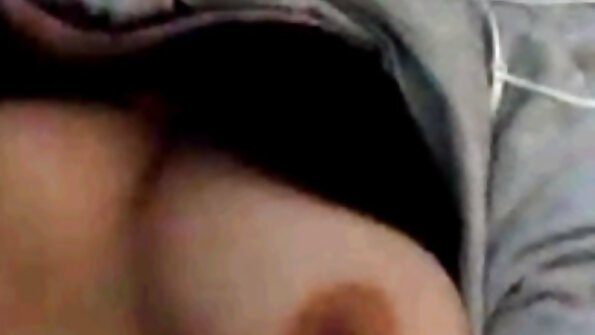 Uzun saçlı qaraşın sevgilim bir dildo ilə sıx vajinasını sikdirir