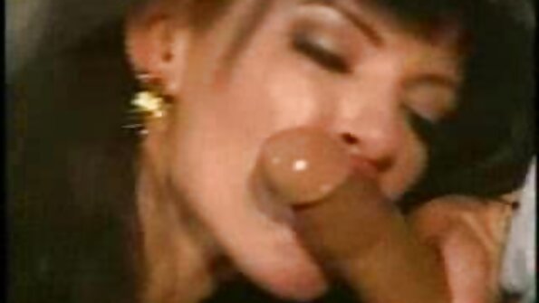 Uzun saçlı MILF porno kraliçasının bir qədər kobud anal vurmağa ehtiyacı var