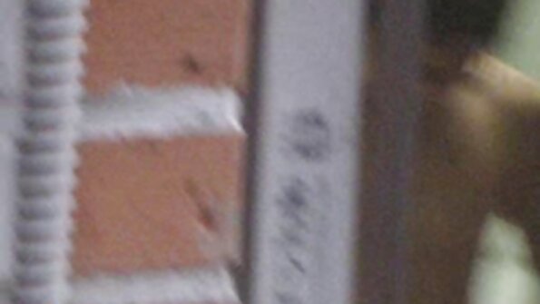 Foxy sarışın onun pozğun ögey atası tərəfindən hamamda sərt şəkildə vurulur