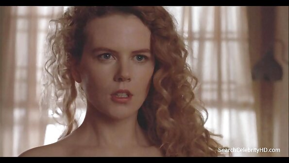 Tam sinəli sarışın bağlanarkən böyük bir xoruz əmilir