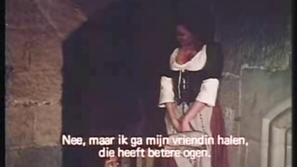 Soyunma otağı böyük döşlü gözəlliklə döyünür