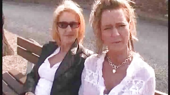 Kişi yaraşıqlı körpənin dəliyinə onun göt dəlikləri arasından girir