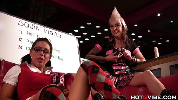 Qıvrımlı qəhvəyi dərili qara cücənin hazırda böyük ağ cücə lazımdır