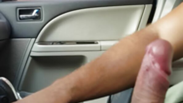 Seksual, busty qaraşın yeniyetmə dostunun sevgilisini sıxır