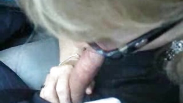 Milf mastürbasyon edərkən tutulduqda masada sikilir