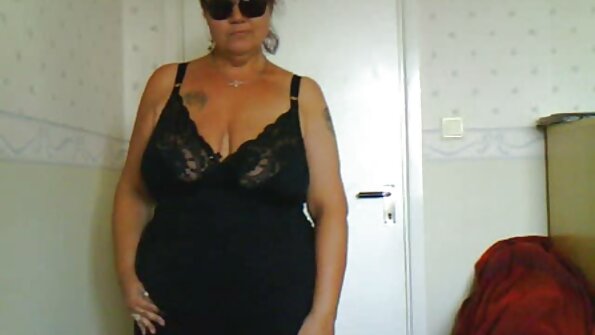 Əzələli striptizçi subay fahişələrdən oral seks alır