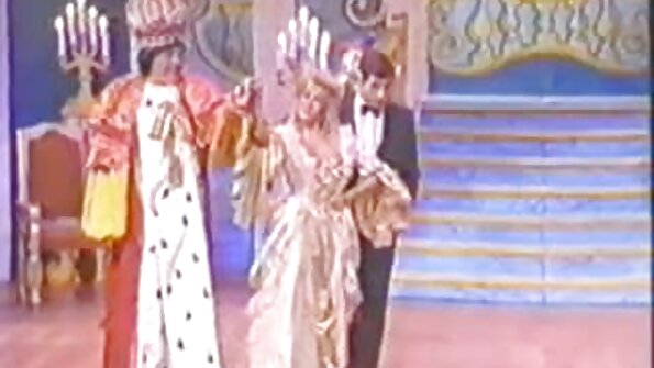 Jartiyer kəməri və corablı babe əla döşlərini nümayiş etdirir