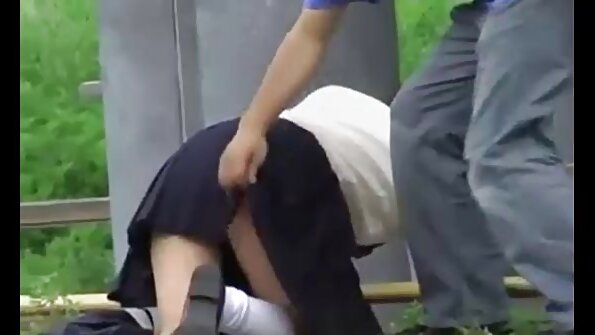 Nəzarətdən çıxan iki əyri fahişə ilə qarajda sərt üçlü