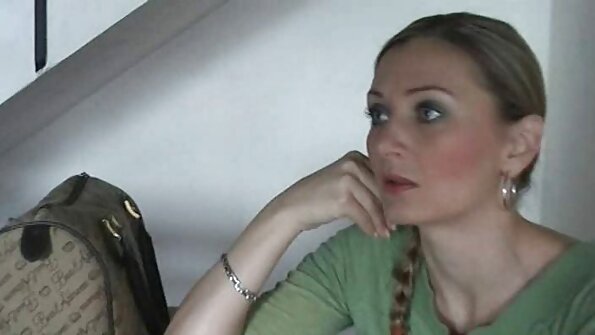 Ətli arvad öz amcığını doggystyle mövqeyində nüfuz edir